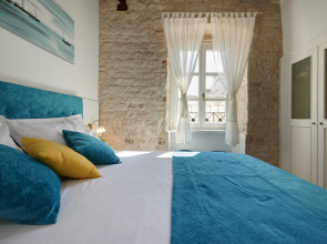 Palace Central Square