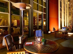 Canary Riverside Plaza Hotel