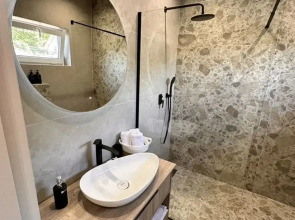 Апартаменты на втором этаже с балкoном