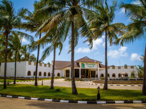 Отель Flamingo Beach Resort & Spa