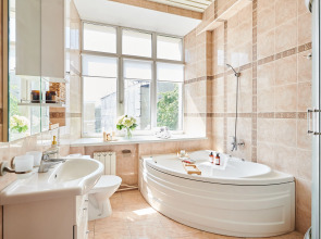 Квартира GM Apartments Стильная Трехкомнатная в Доме на Набережной