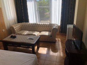 Отель Пчела