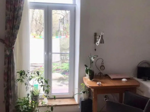 Апартаменты возле пляжа с красивым садом