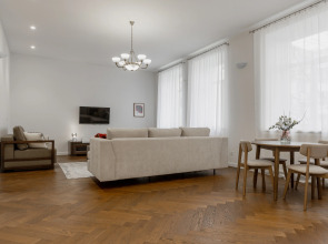 Апартаменты 4-комнатные HomeApart К.Маркса, 30