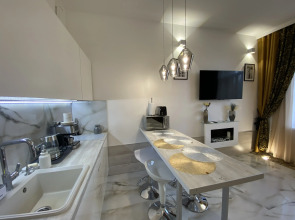 Апартаменты в современном стиле с камином