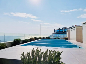 Апартаменты Студия с дизайнерским ремонтом с бассейном на крыше