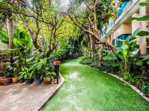 Курортный отель Grand Pacific Sovereign Resort & Spa