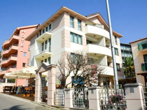 Отель Swiss Holiday