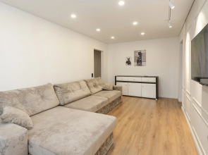 Квартира уютная трехкомнатная с двумя балконами рядом с островом Канта