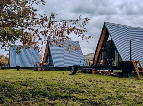 Шале А-фрейм с панорамным остеклением и террасой