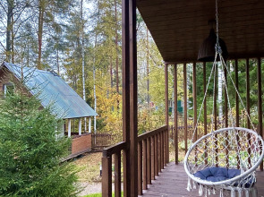 Частный дом у озера с террасой Сосновый дом