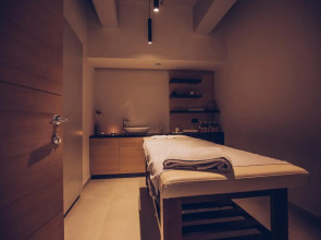 Отель Mona Plaza