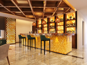 Отель Maximilan Danang Beach