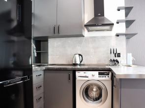 Апартаменты Newly Renovated Condo, Steps to Republic Square