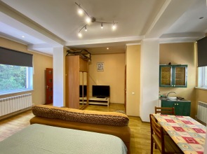 Апартаменты Статус на Кирова 10 в Ялте 2