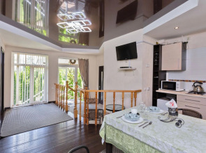 Частный Дом Коттедж Белый Домик у Пруда