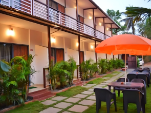 Hotel YogiTree beach Resort & Cafe