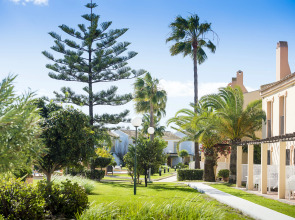 Курортный отель Ramada Hotel & Suites by Wyndham Costa del Sol