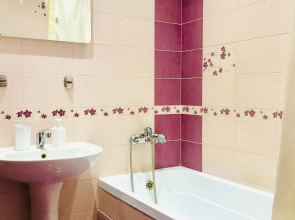 Апартаменты Шикарная двухкомнатная квартира с раздельными комнатами и балконом