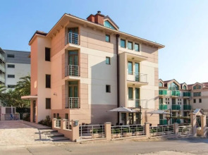 Отель Swiss Holiday