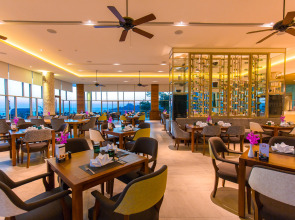 Отель Wyndham Grand Phuket Kalim Bay