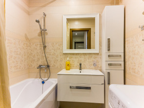 Апартаменты двухкомнатные в светлых тонах вблизи центра города