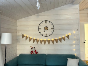 Частный дом у озера с террасой Сосновый дом