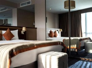 Parkside Hotel & Apartments