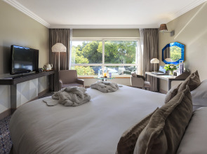 Отель Vichy Spa Hôtel Les Célestins