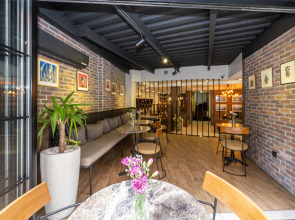 Отель The Marions Suite