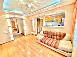 Квартира Светлая 2-комнатная: рядом гостиница Воркута и Центральная площадь