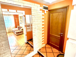 Квартира Светлая 2-комнатная: рядом гостиница Воркута и Центральная площадь