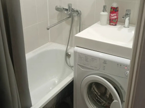 Апартаменты Двухкомнатная квартира с ремонтом рядом с озером