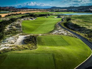 Курортный Отель Wyndham Grand KN Paradise Cam Ranh