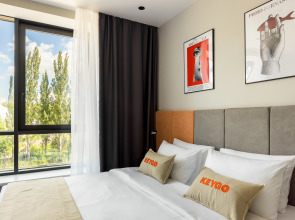 Апартаменты KeyGo 1036 с бассейном и видом на Новую Фондовую Оранжерею