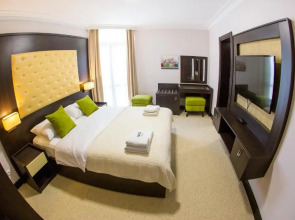 Отель Swiss Holiday