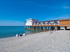 Апартаменты семейные у моря с бассейном