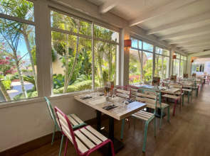 Курортный отель Ramada Hotel & Suites by Wyndham Costa del Sol