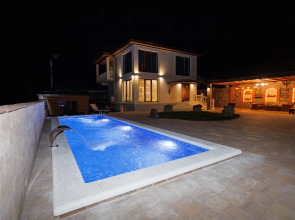 Частный Дом в Горах с Бассейном