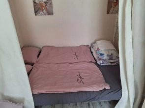 Квартира с подвесными креслами из ротанга на панорамной лоджии