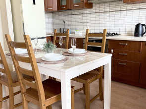 Апартаменты трёхкомнатные в центре города с балконом