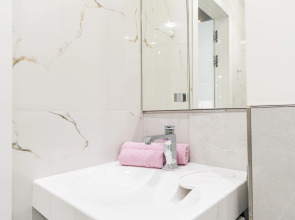 Апартаменты в Совpeмeннoм ЖK в Пяти Минутaх Ходьбы oт Мopя от LеtоApart