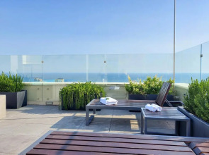 Апартаменты Студия с дизайнерским ремонтом с бассейном на крыше