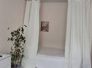 Квартира с подвесными креслами из ротанга на панорамной лоджии