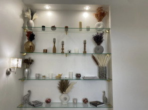 Апартаменты в современном стиле с камином