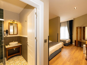 Nenessa Airport Hotel