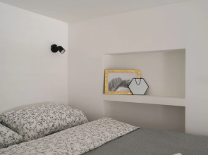 Апартаменты Яркая Двухуровневая студия в центре