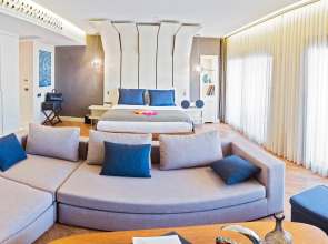 Отель Maroon Pera