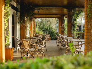 Отель Dubai Marine Beach Resort & Spa