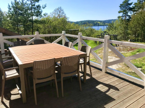 Шале на Скале с Видом на Озеро